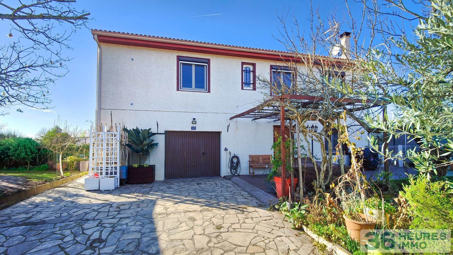 Maison avec terrasse, grand garage et piscine
