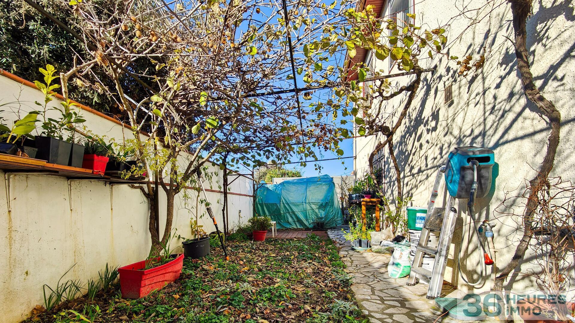 Maison avec terrasse, grand garage et piscine