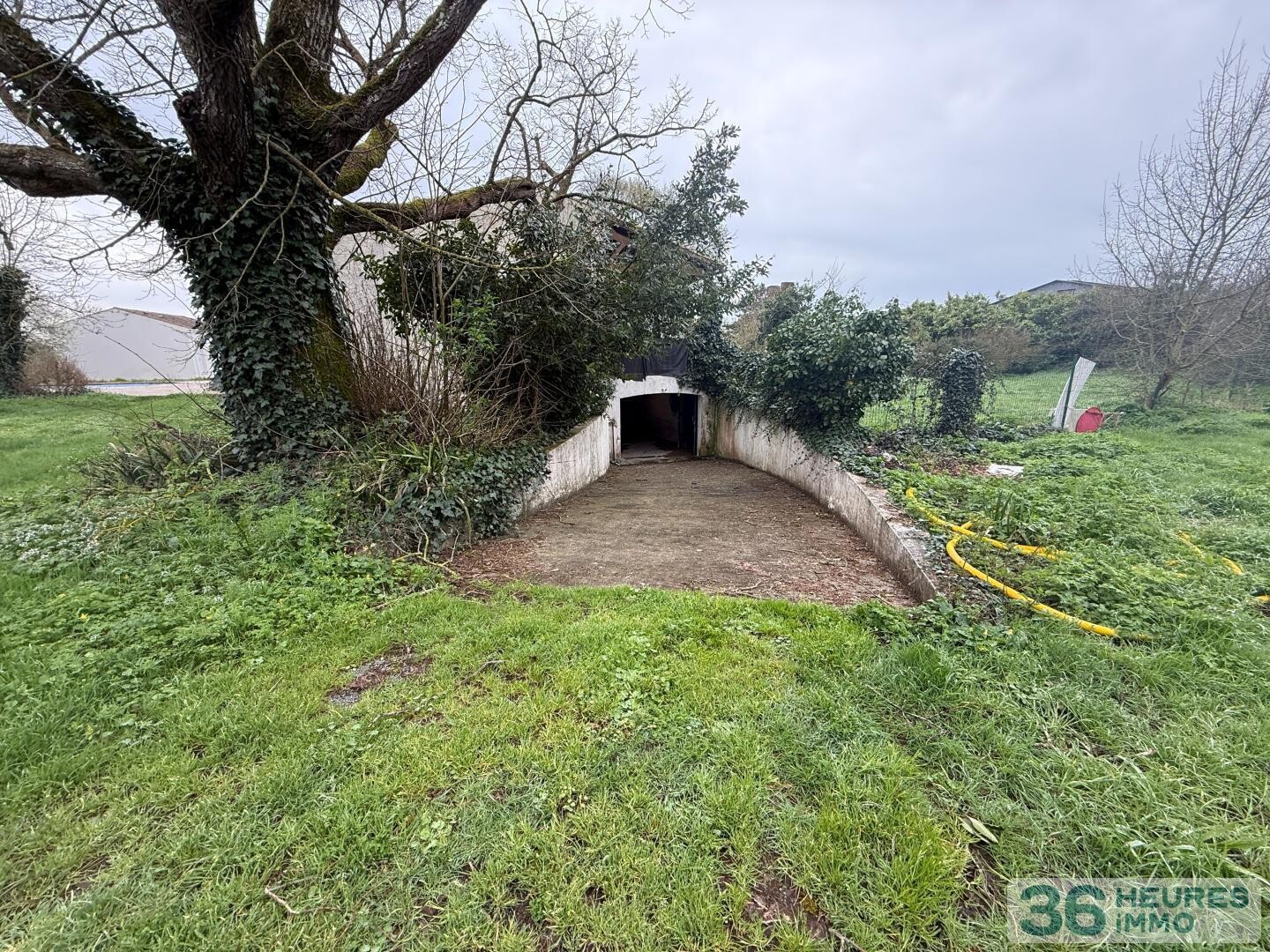 MAISON SUR SOUS SOL ET PISCINE