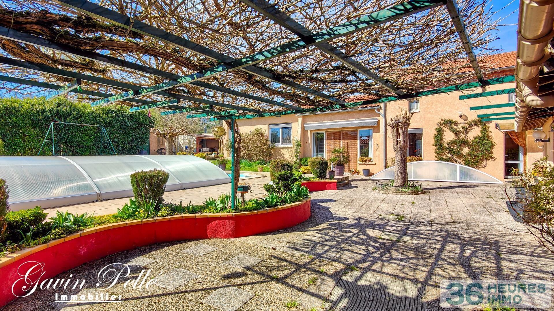 Belle maison avec garage, terrasses, annexes et piscine