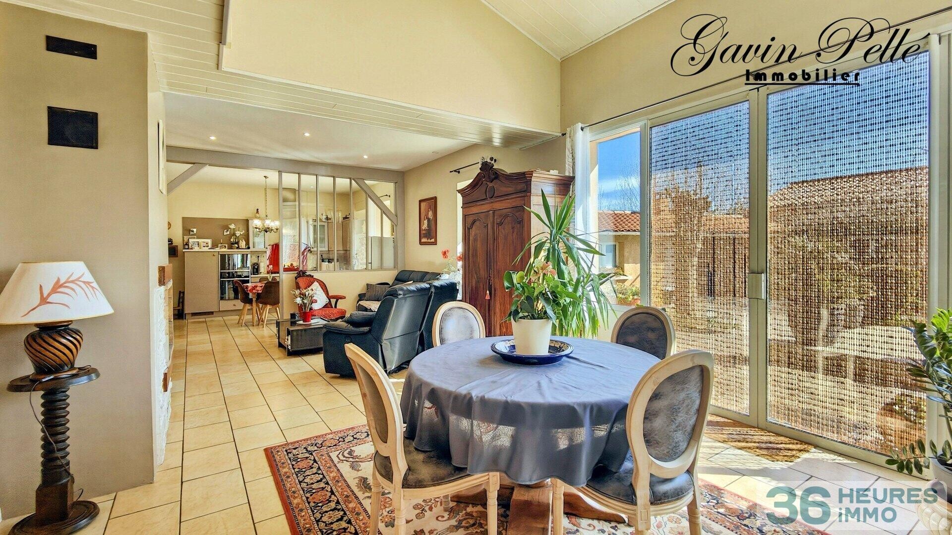 Belle maison avec garage, terrasses, annexes et piscine