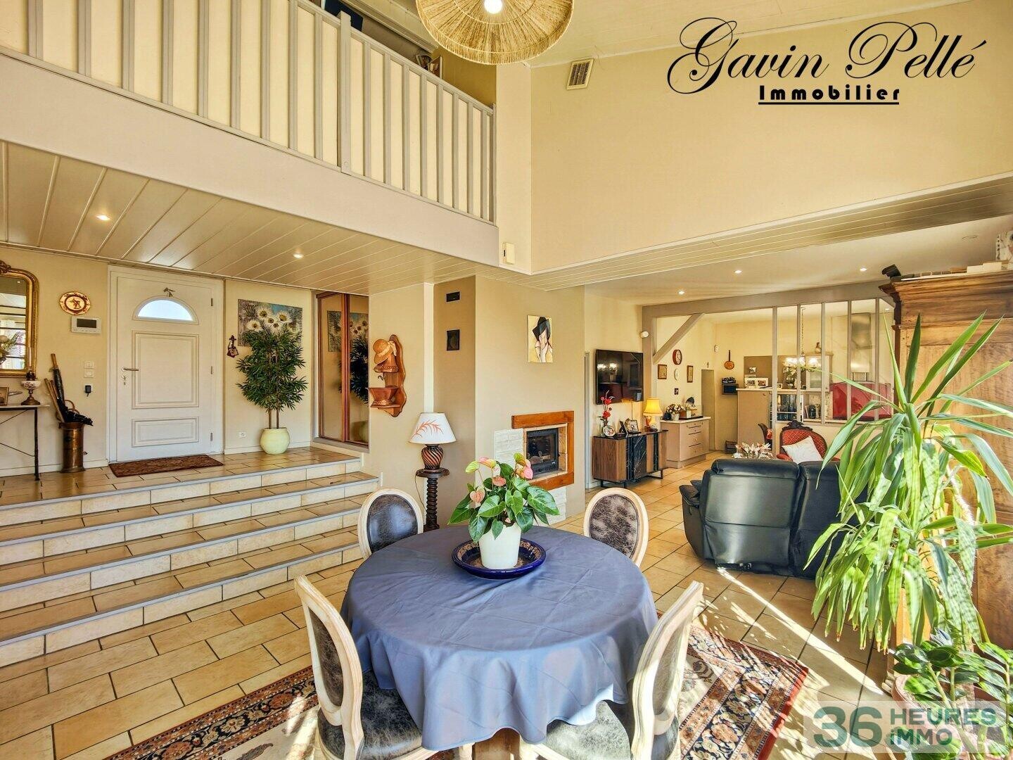 Belle maison avec garage, terrasses, annexes et piscine