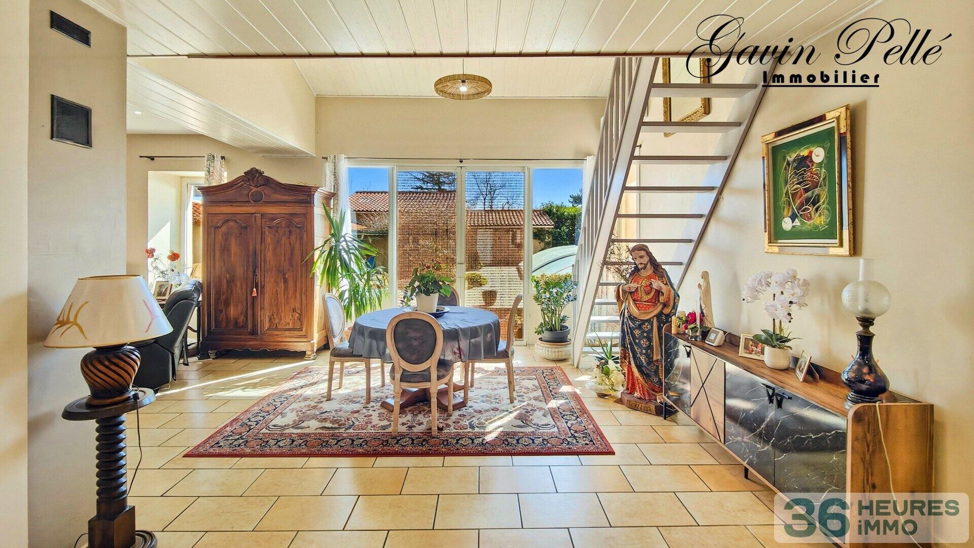 Belle maison avec garage, terrasses, annexes et piscine