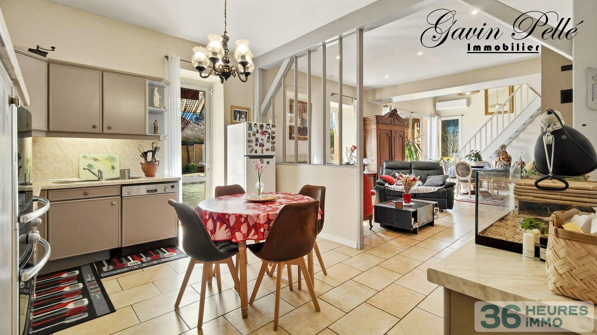 Belle maison avec garage, terrasses, annexes et piscine