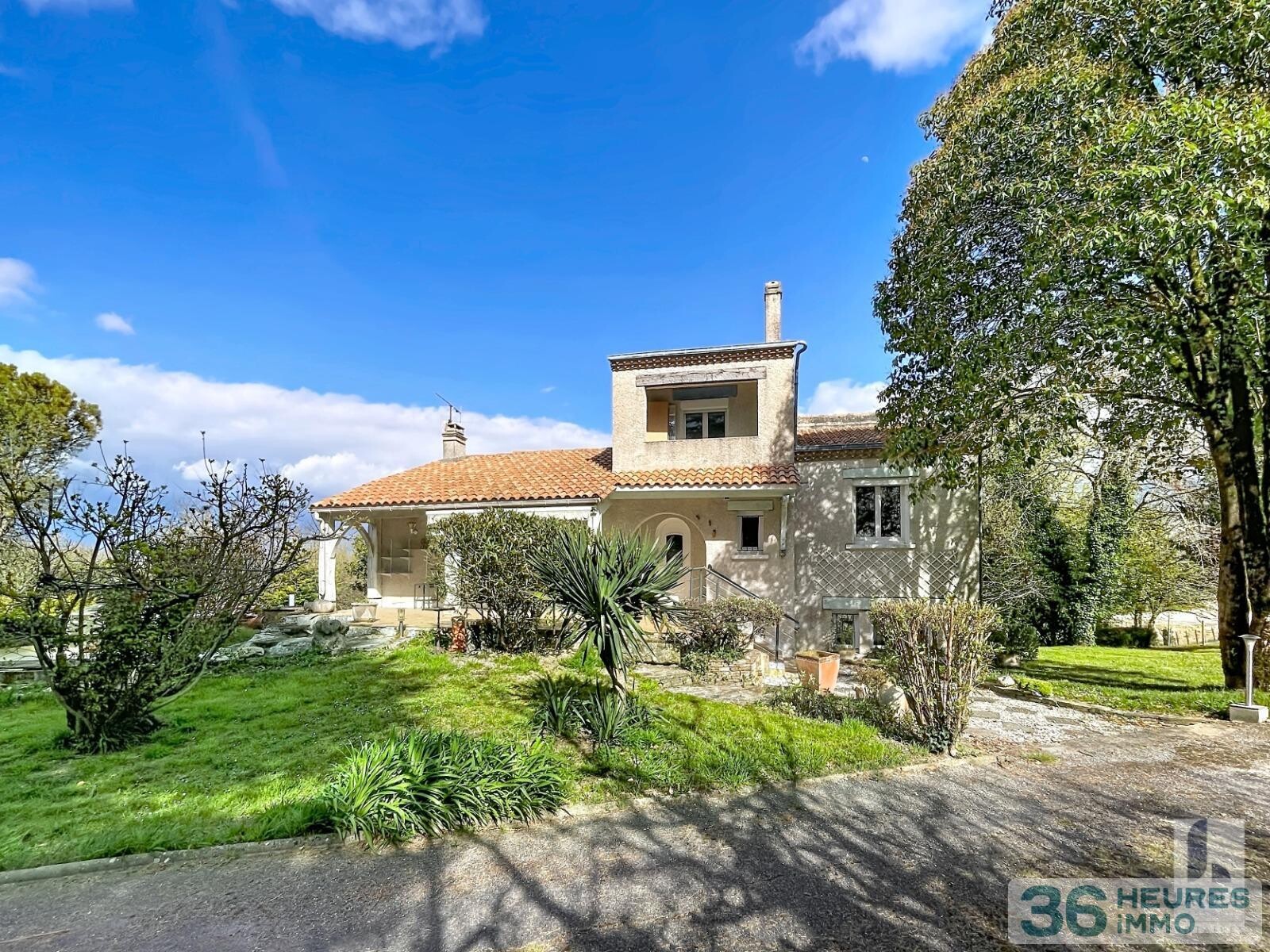 Maison de style provencal avec garage, piscine et vaste terrain