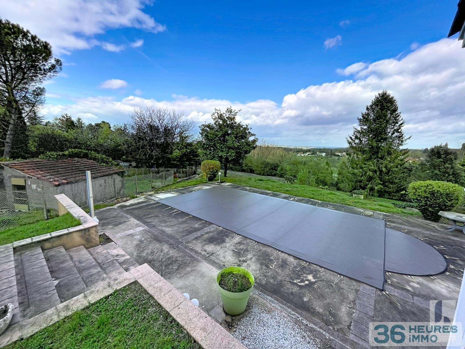 Maison de style provencal avec garage, piscine et vaste terrain