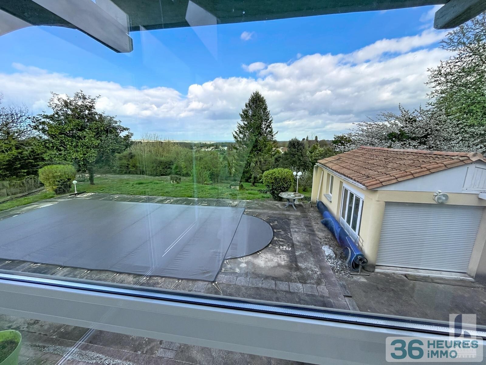 Maison de style provencal avec garage, piscine et vaste terrain