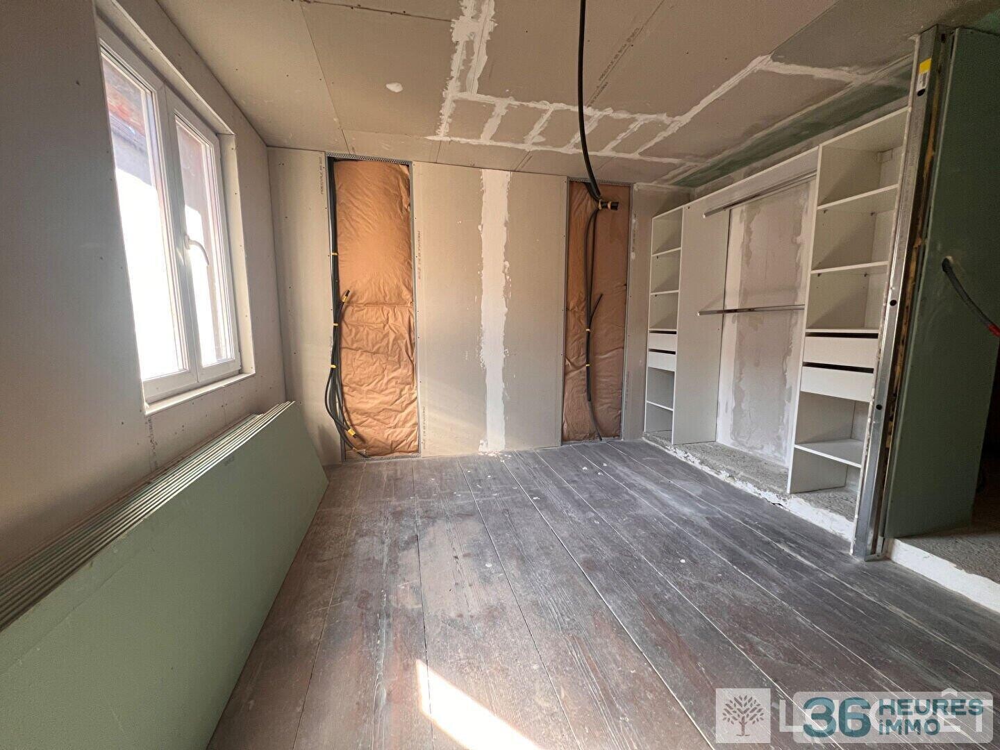 Maison de ville à grand potentiel - Grange et Jardin