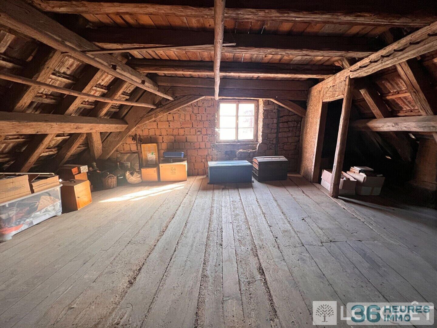 Maison de ville à grand potentiel - Grange et Jardin