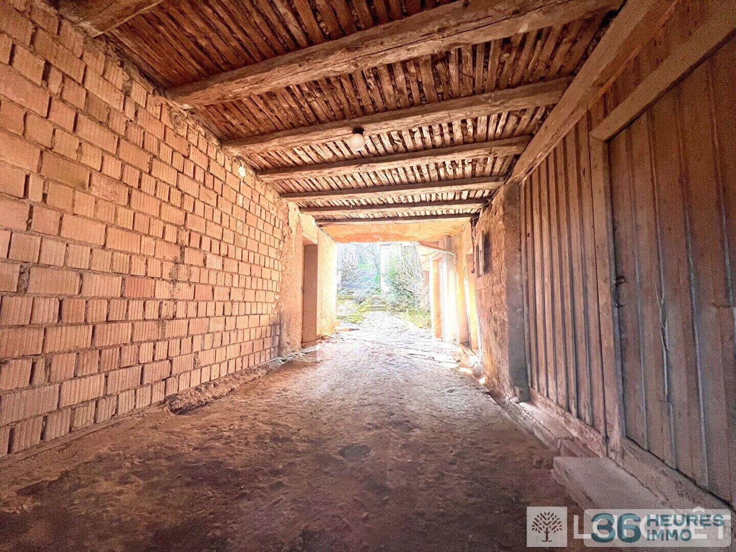 Maison de ville à grand potentiel - Grange et Jardin