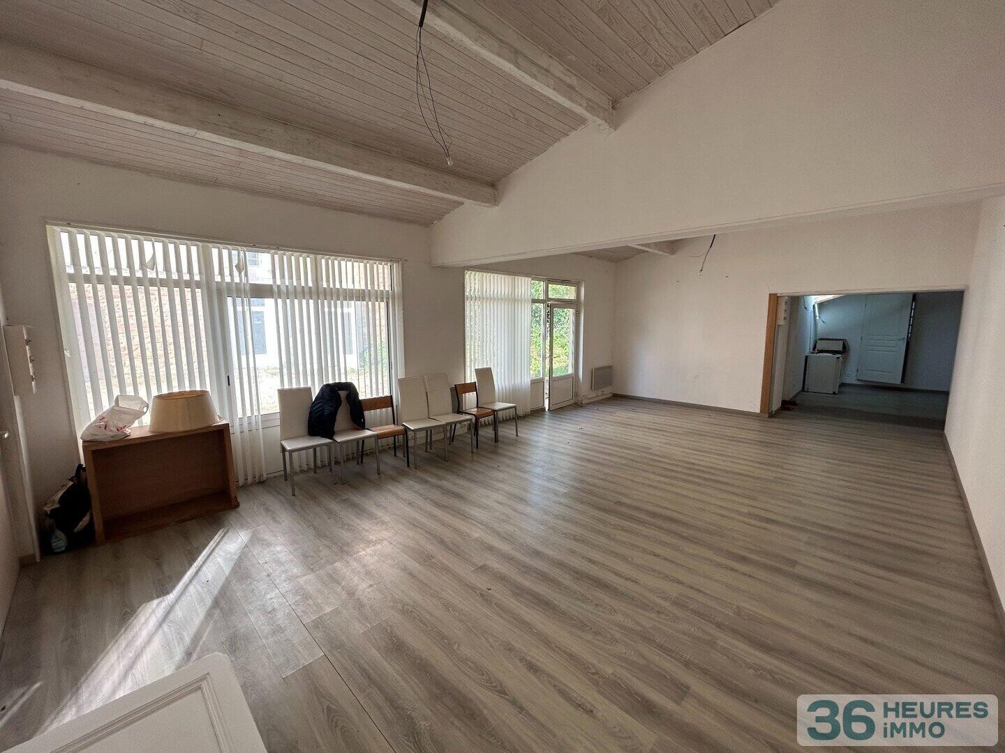 Appartement avec terrain et stationnement privatif.