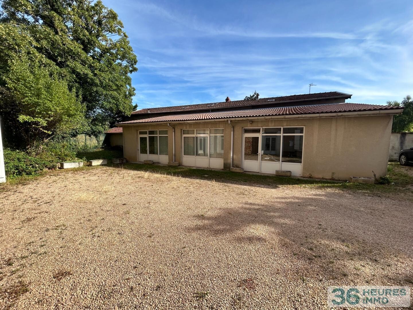 Appartement avec terrain et stationnement privatif.