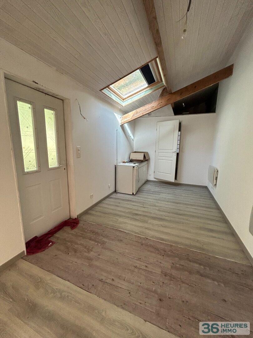 Appartement avec terrain et stationnement privatif.