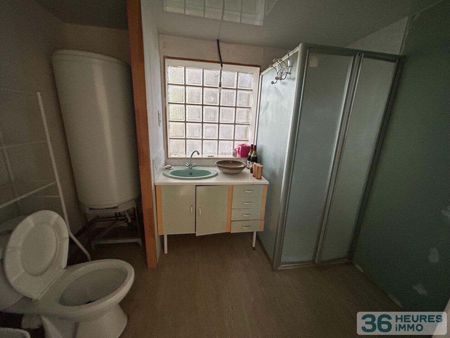 Appartement avec terrain et stationnement privatif.