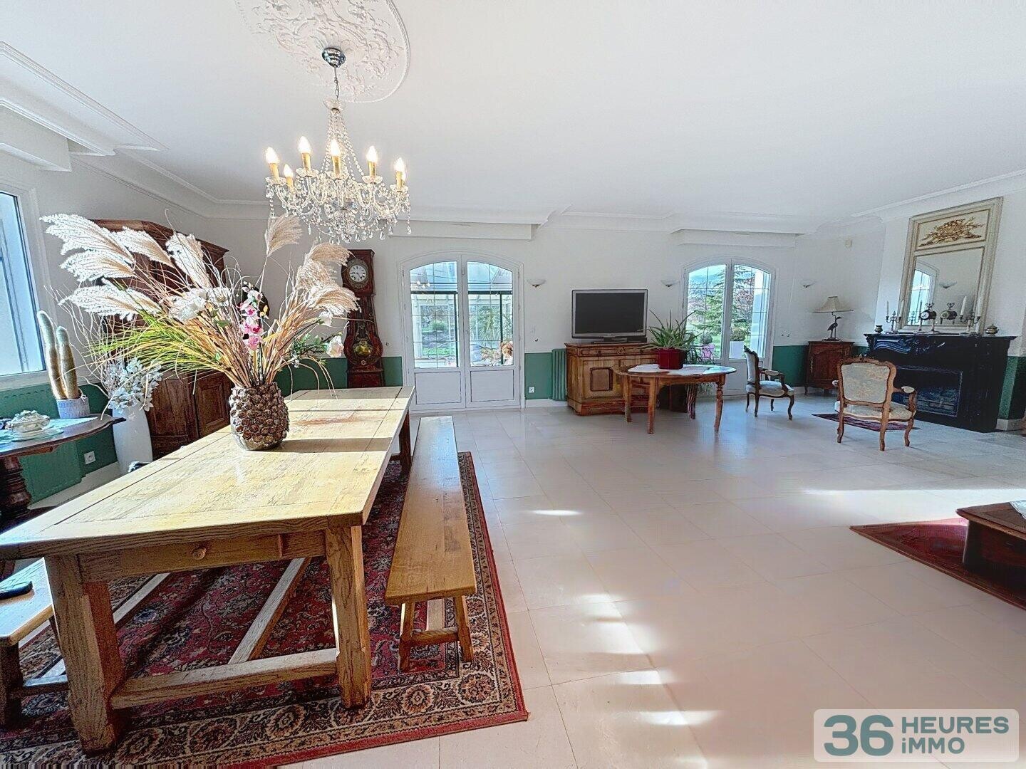 Grande maison familiale de 328m2 avec piscine au calme à 10 minutes de Nantes 