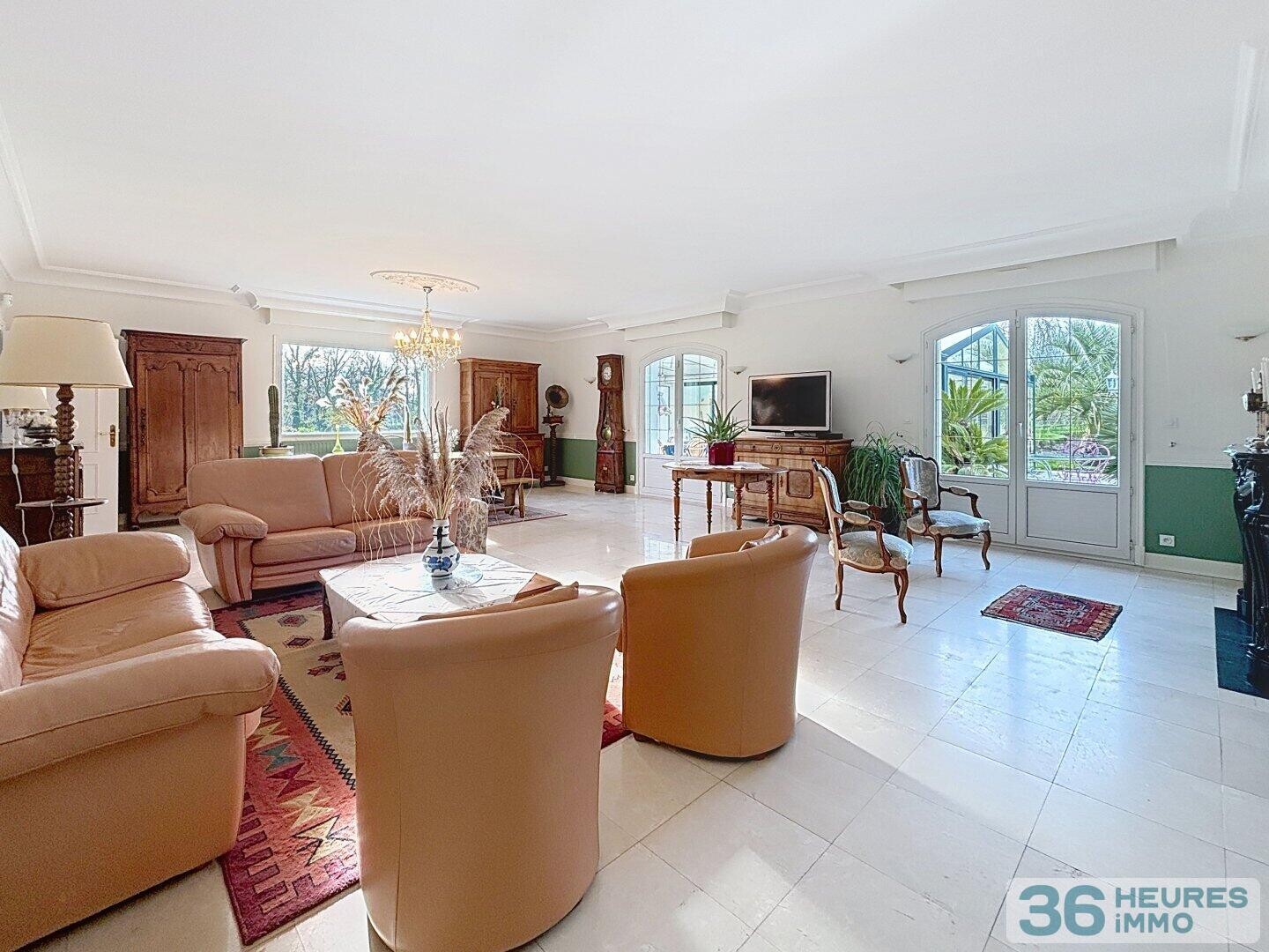 Grande maison familiale de 328m2 avec piscine au calme à 10 minutes de Nantes 