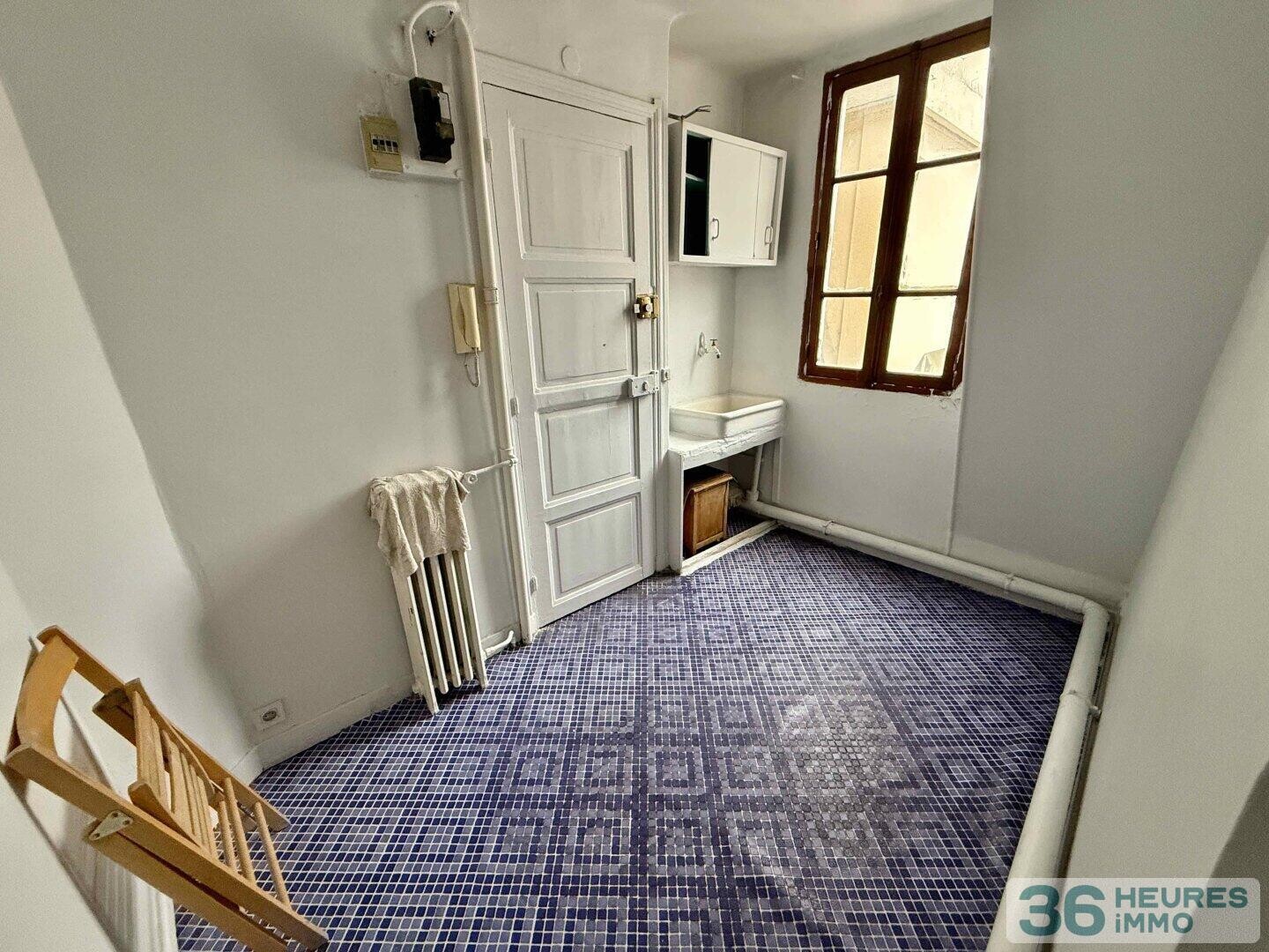 Chambre de service - Immeuble ancien avec ascenseur