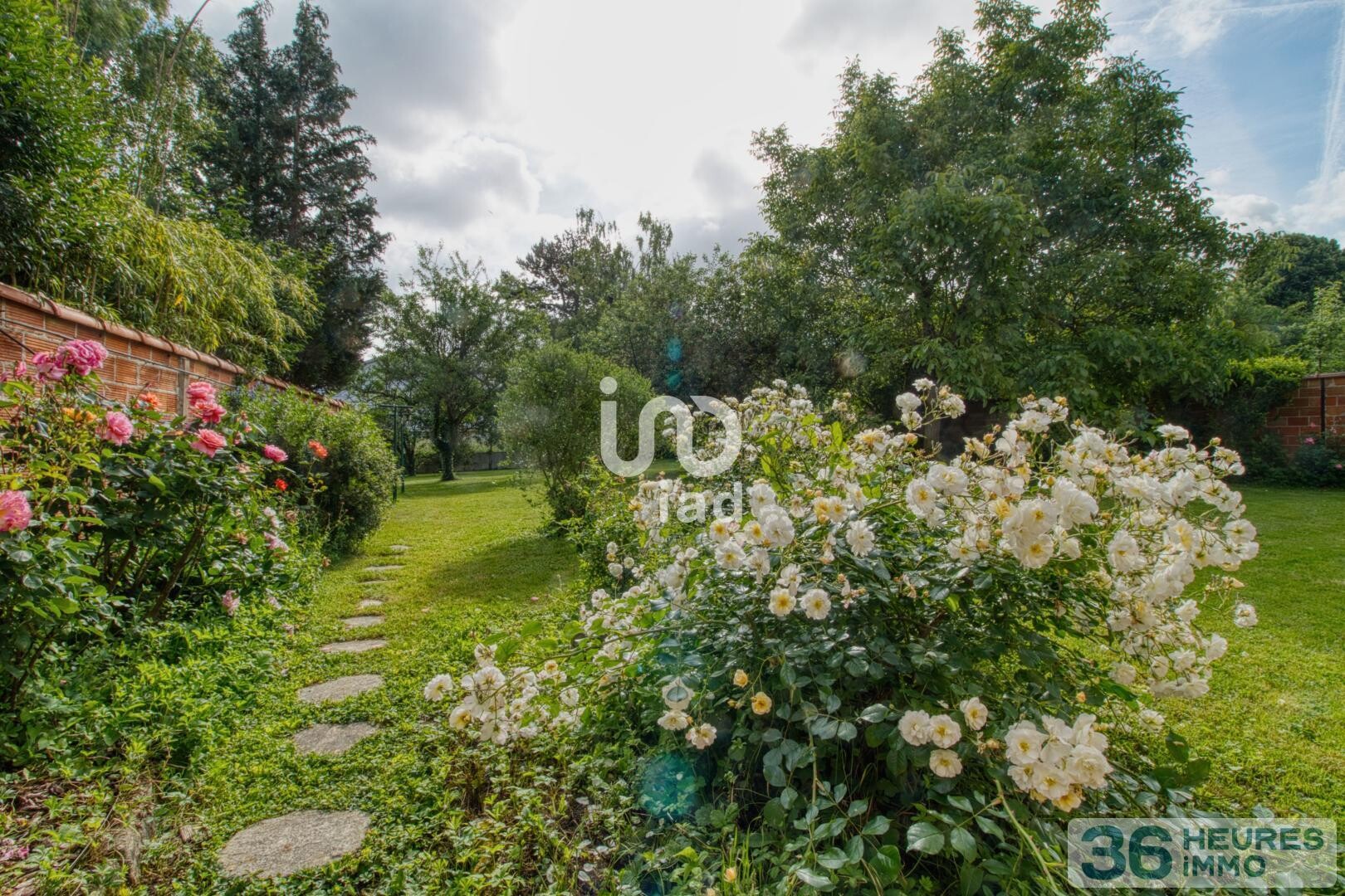 Meulière de charme avec grand jardin – 5 chambres – 2 garages