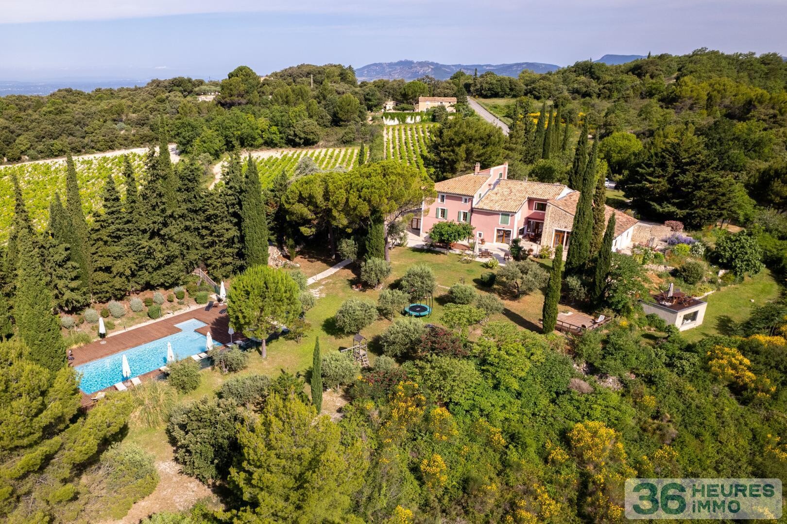 Une bastide avec gîtes et vue imprenable sur le Ventoux