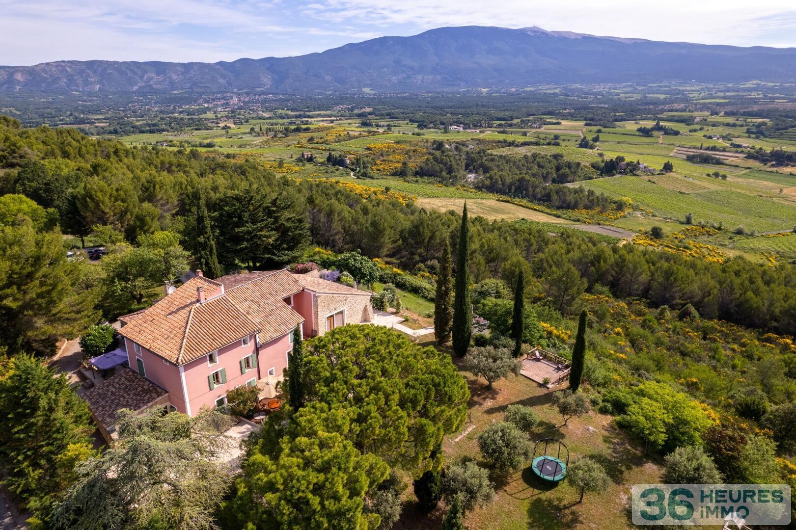 Une bastide avec gîtes et vue imprenable sur le Ventoux