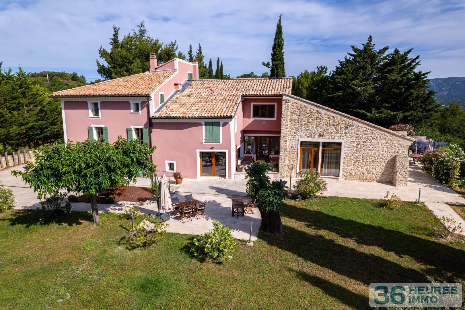 Une bastide avec gîtes et vue imprenable sur le Ventoux