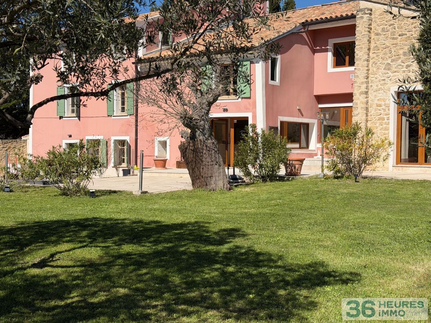 Une bastide avec gîtes et vue imprenable sur le Ventoux