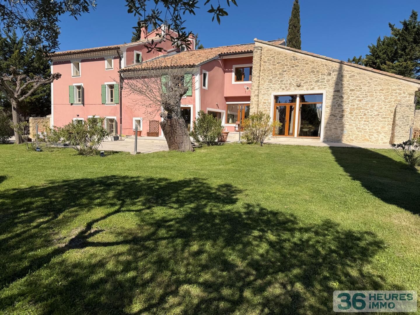 Une bastide avec gîtes et vue imprenable sur le Ventoux