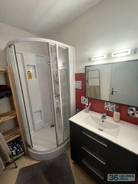 Appartement 3 pièces, 63m2 avec balcon, entrée, cuisine, séjour, cellier, 2 chambres, SDO, WC. Cave en sous sol.