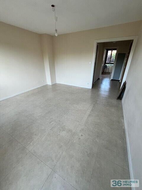 Appartement 3 pièces, 63m2 avec balcon, entrée, cuisine, séjour, cellier, 2 chambres, SDO, WC. Cave en sous sol.