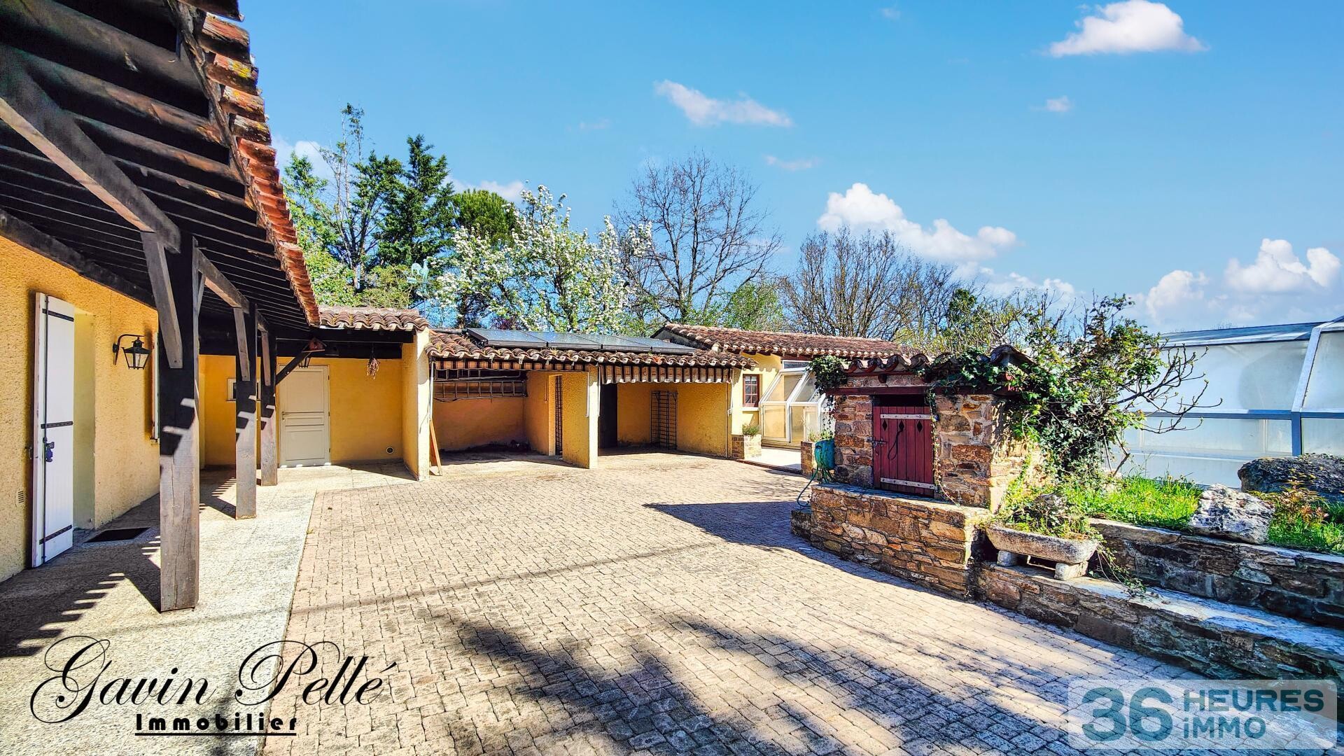 Belle maison à Carmaux avec double garage, annexes et piscine couverte