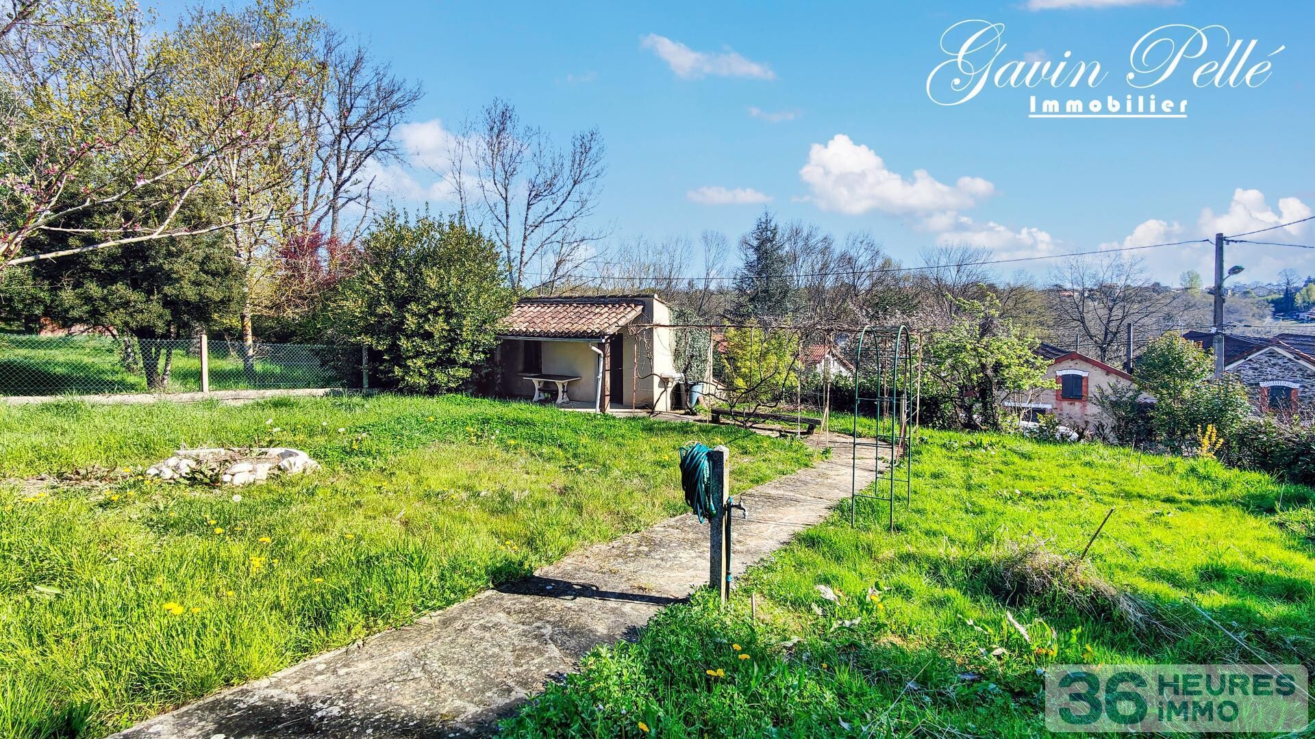 Belle maison à Carmaux avec double garage, annexes et piscine couverte