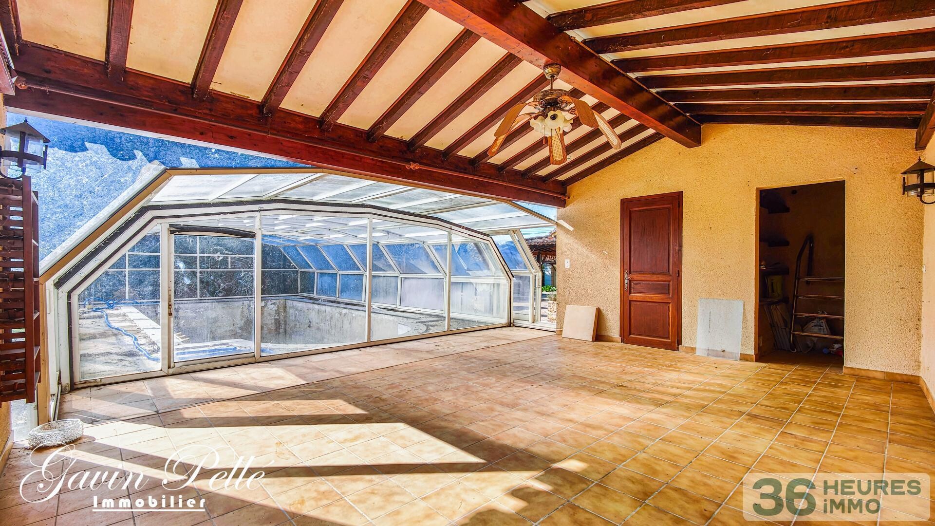 Belle maison à Carmaux avec double garage, annexes et piscine couverte
