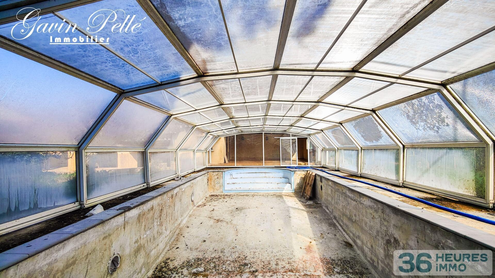 Belle maison à Carmaux avec double garage, annexes et piscine couverte