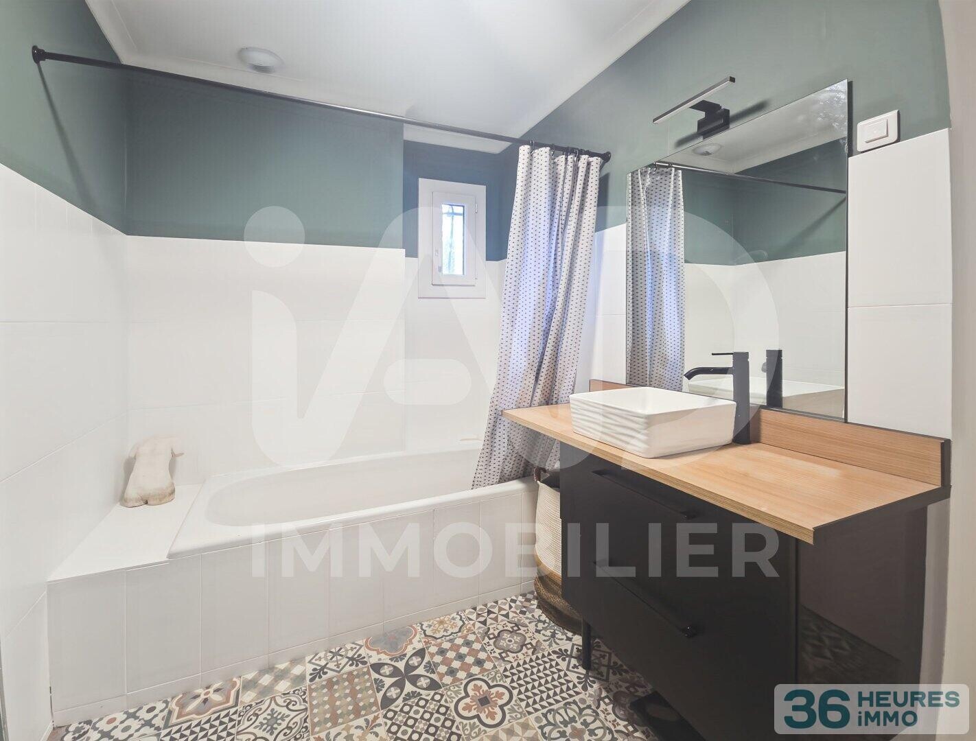 Nîmes - Garrigues - Ensemble immobilier de charme rénové avec piscine. 