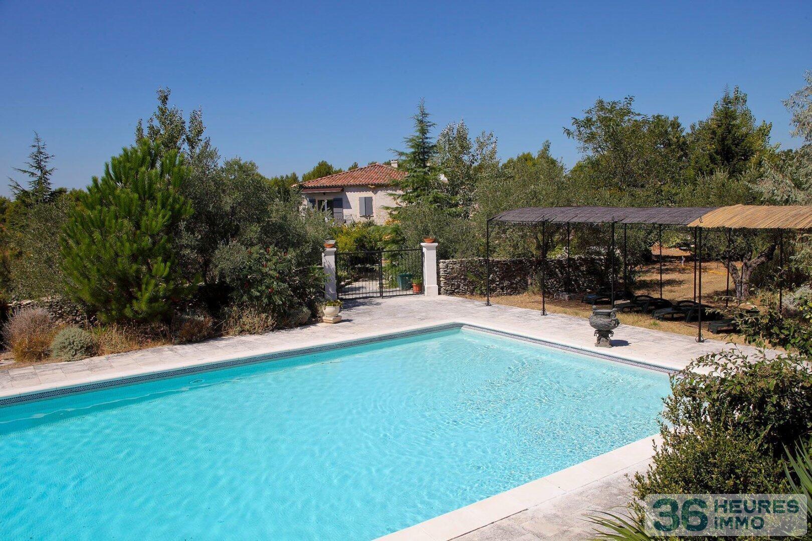 Propriété multi-habitations avec 2 piscines