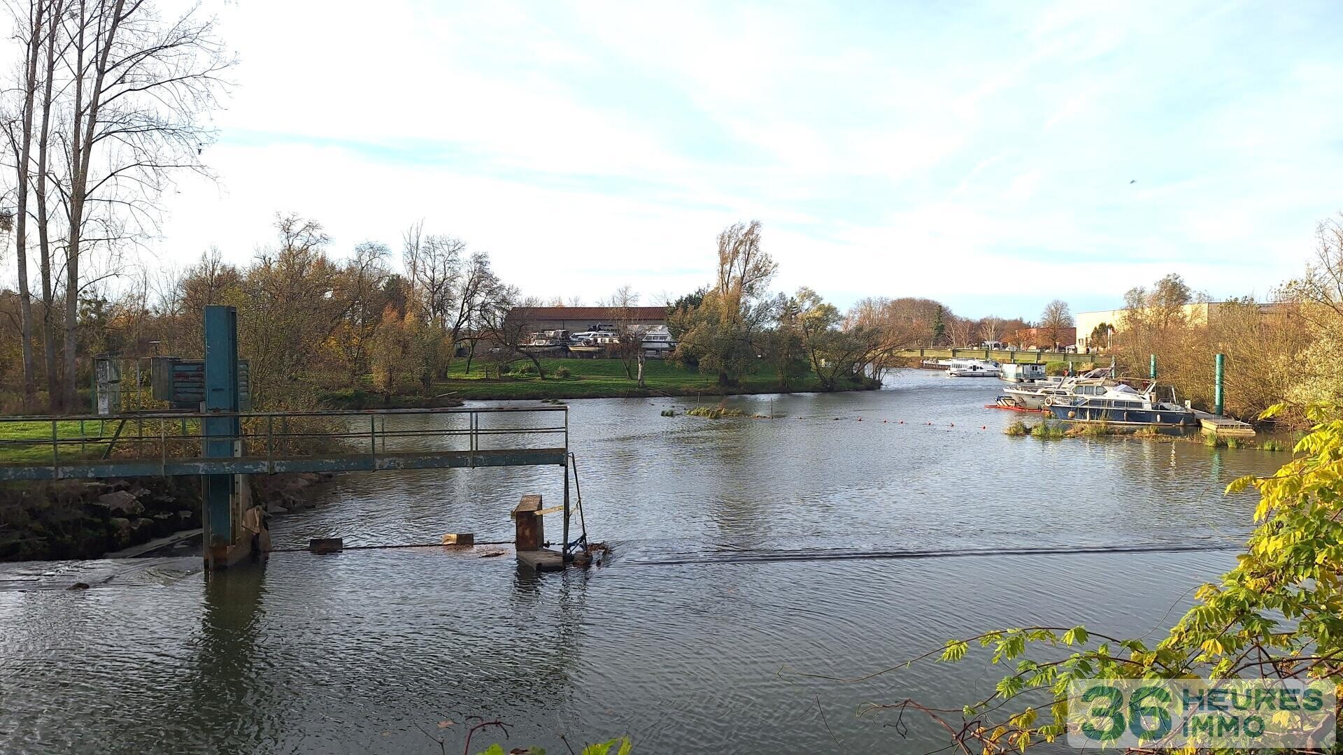 MAISON  DE VILLE AVEC COUR ET GARAGES