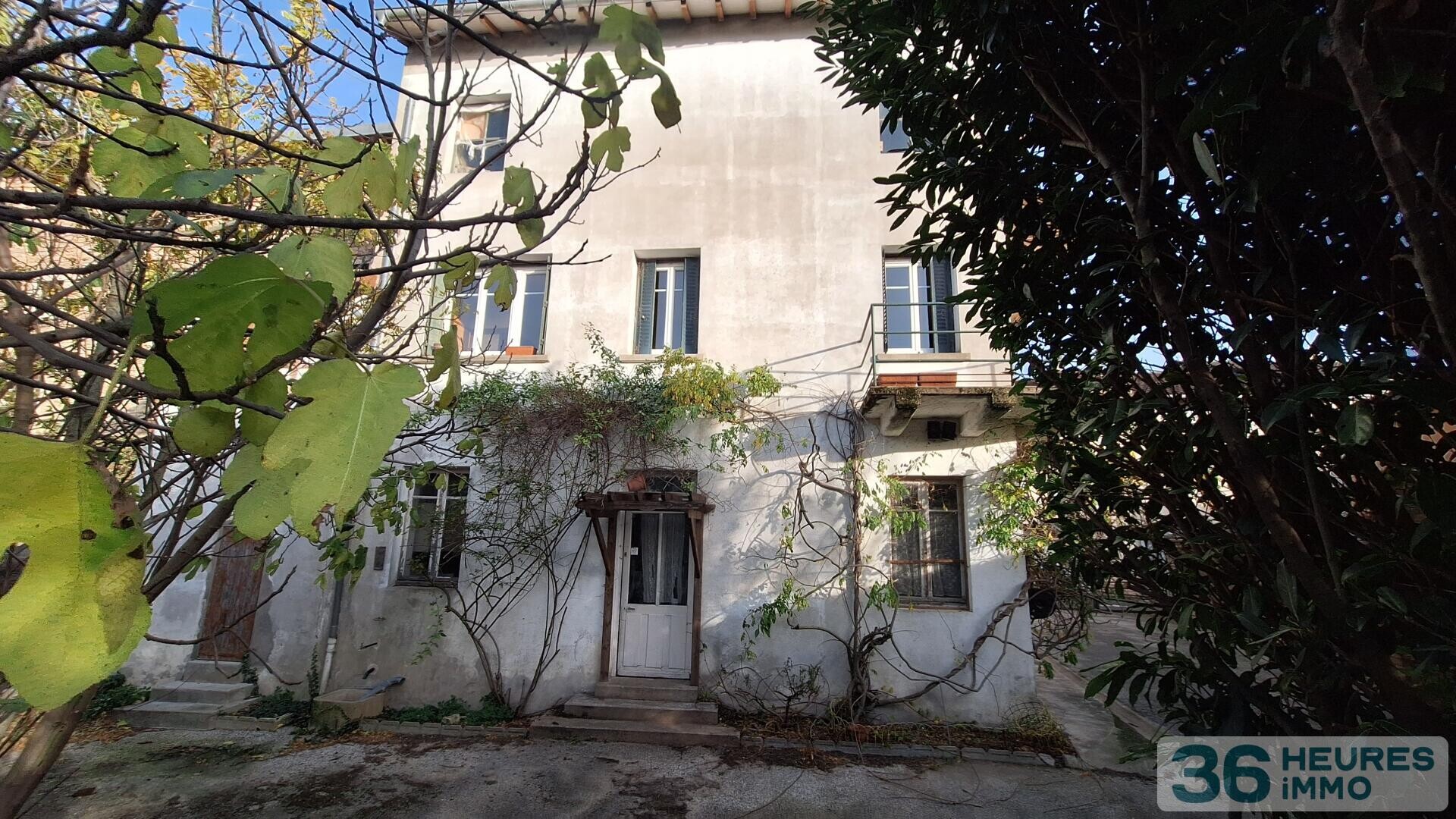 MAISON  DE VILLE AVEC COUR ET GARAGES