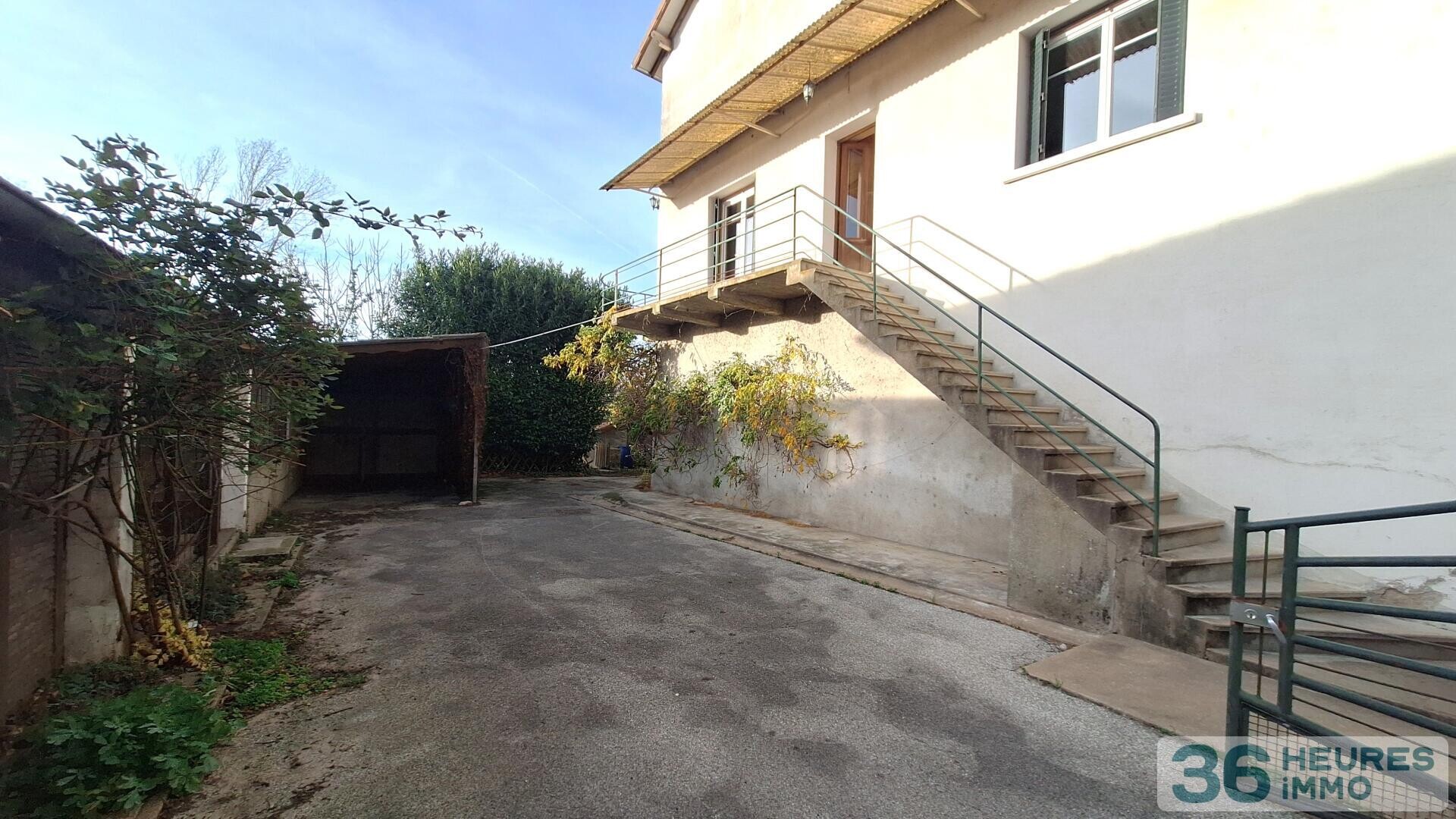 MAISON  DE VILLE AVEC COUR ET GARAGES