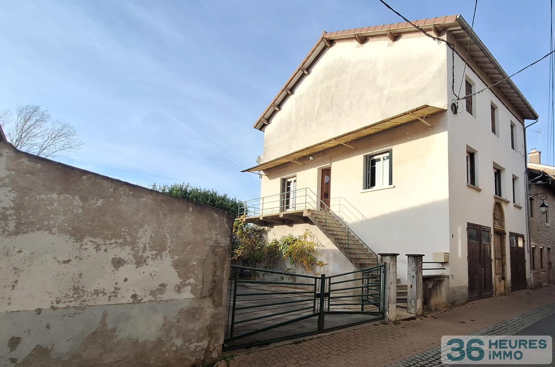 MAISON  DE VILLE AVEC COUR ET GARAGES