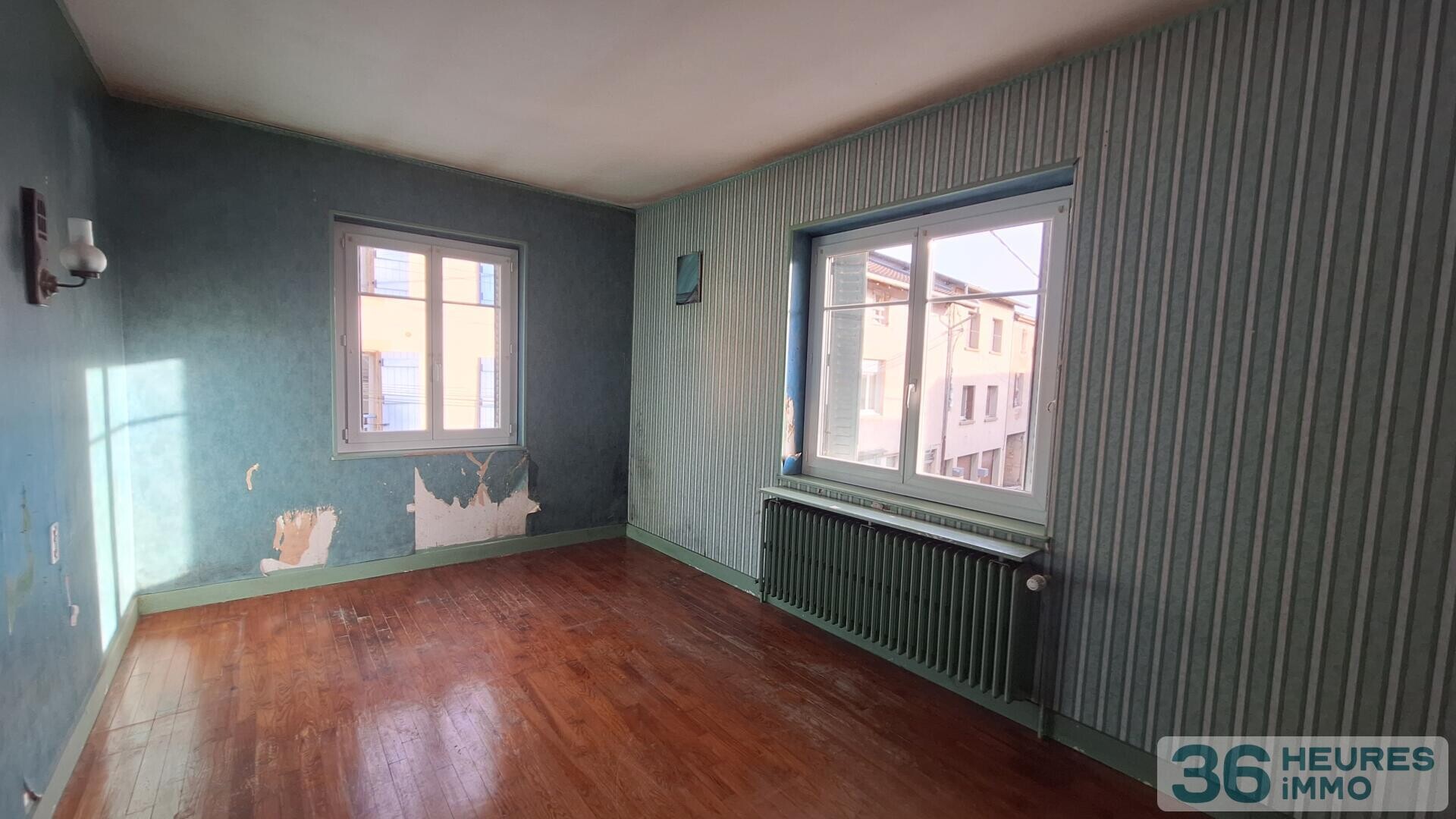 MAISON  DE VILLE AVEC COUR ET GARAGES