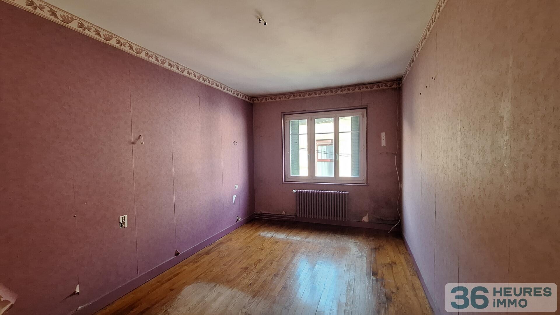 MAISON  DE VILLE AVEC COUR ET GARAGES