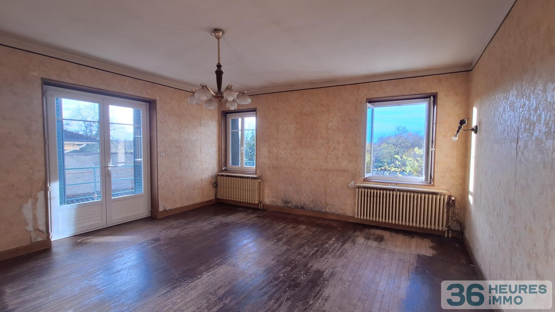 MAISON  DE VILLE AVEC COUR ET GARAGES