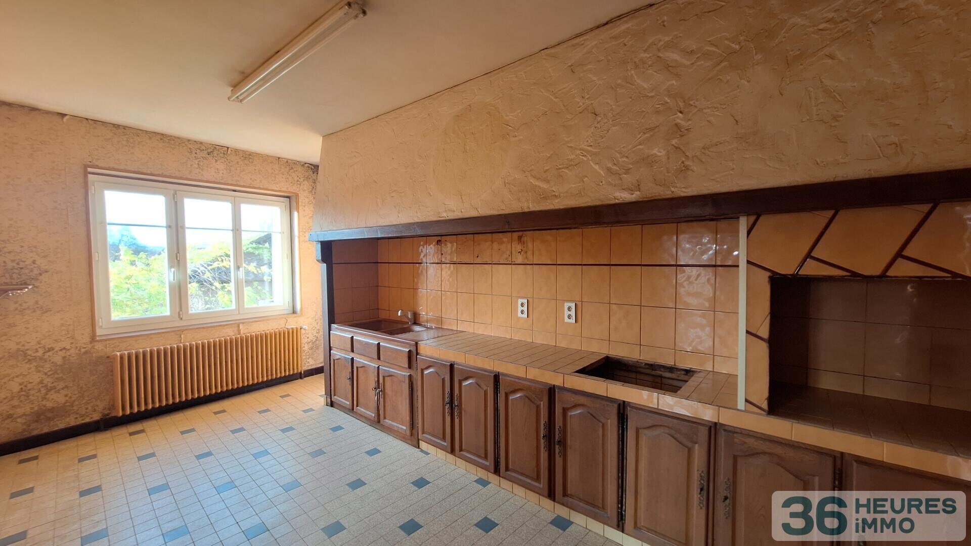 MAISON  DE VILLE AVEC COUR ET GARAGES