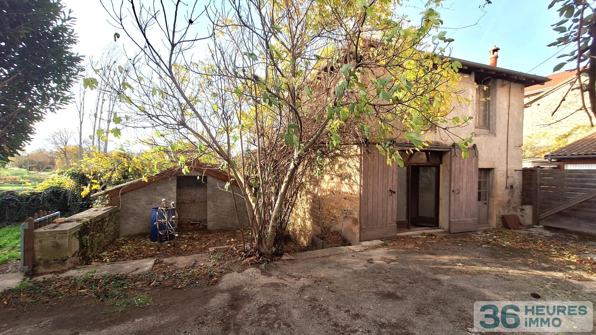 MAISON  DE VILLE AVEC COUR ET GARAGES