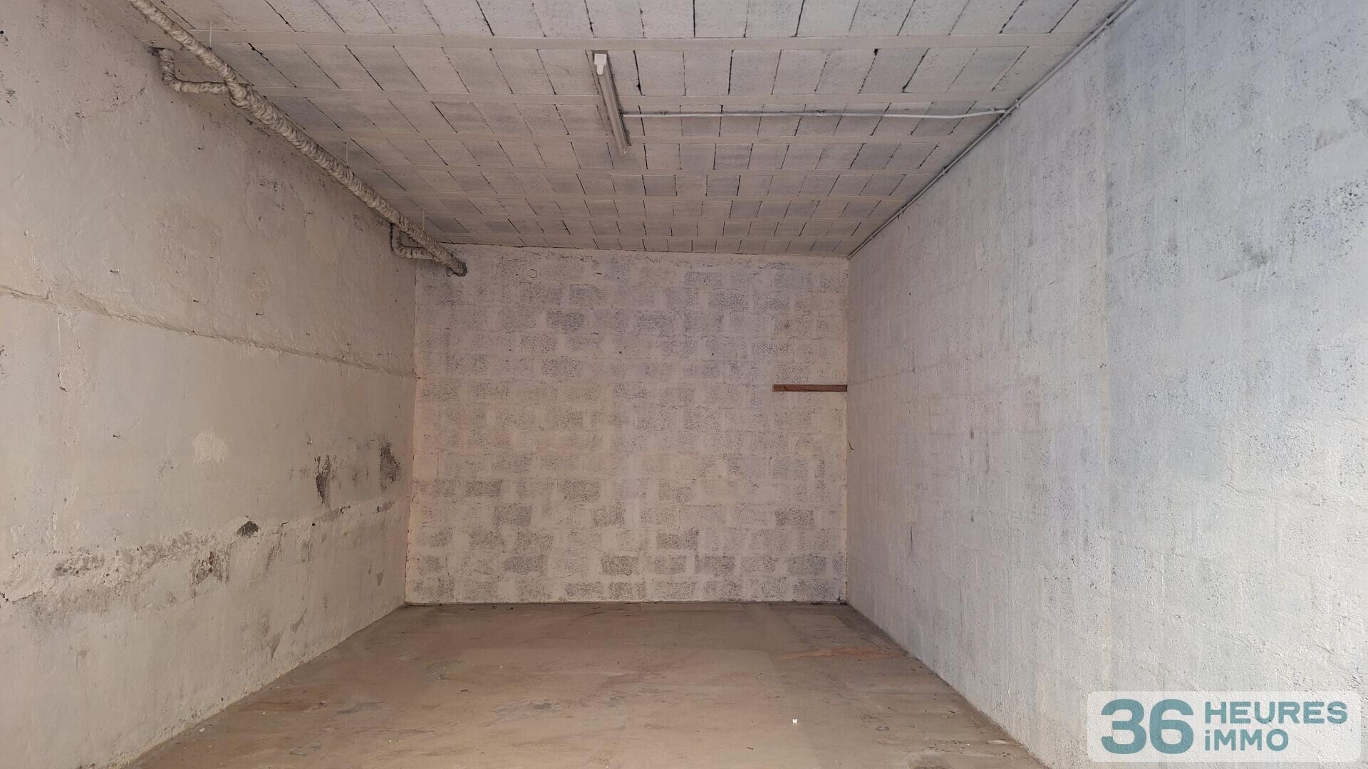 MAISON  DE VILLE AVEC COUR ET GARAGES