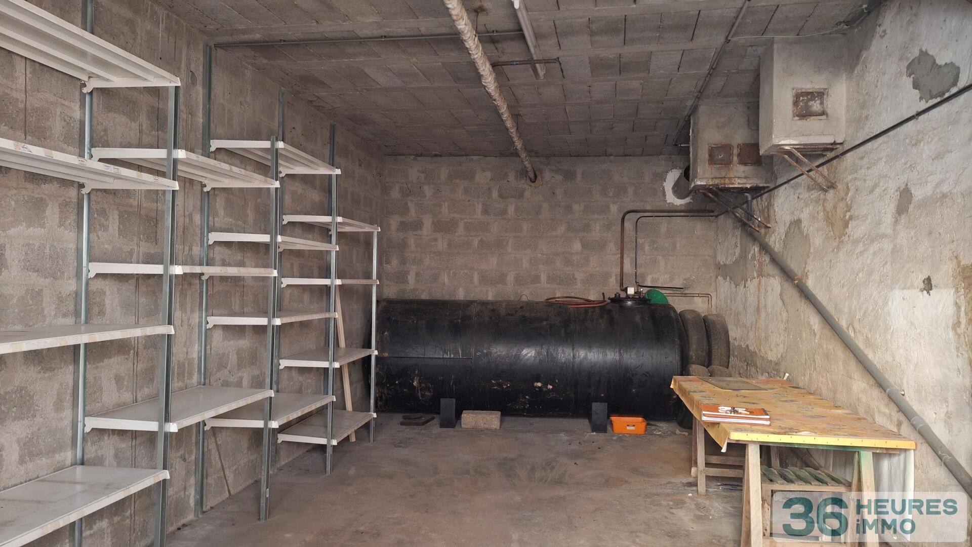 MAISON  DE VILLE AVEC COUR ET GARAGES