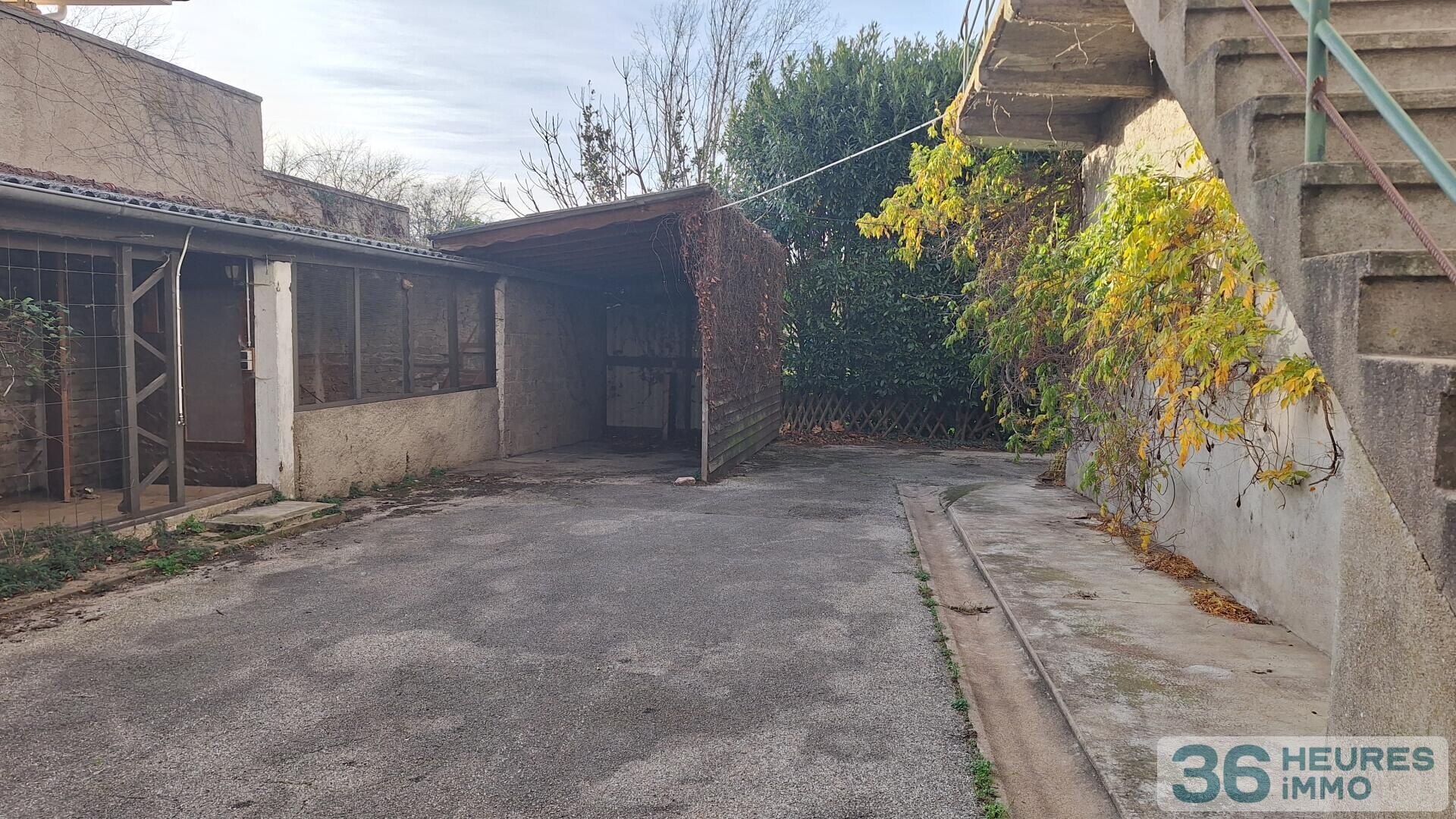 MAISON  DE VILLE AVEC COUR ET GARAGES