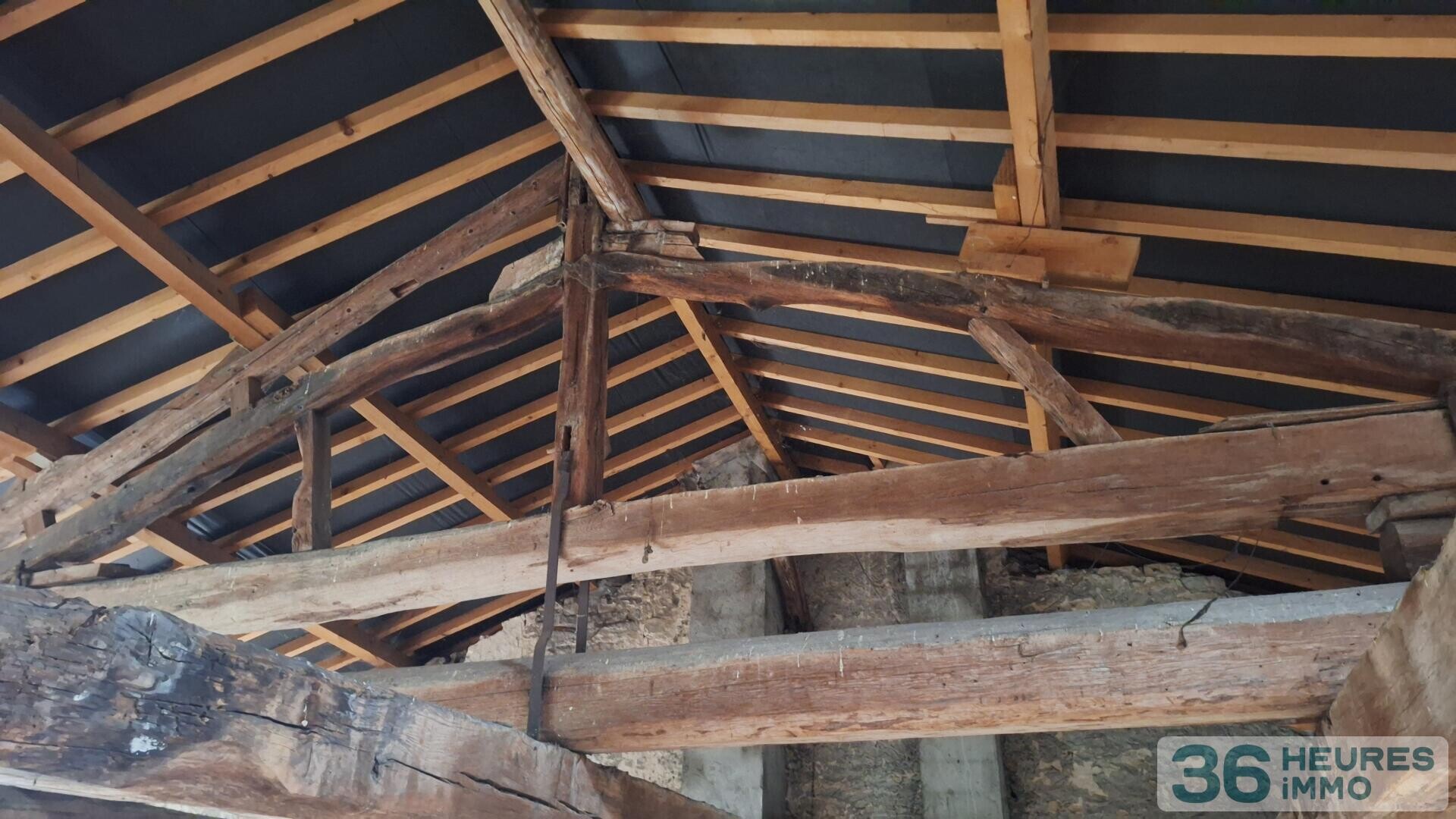 MAISON  DE VILLE AVEC COUR ET GARAGES