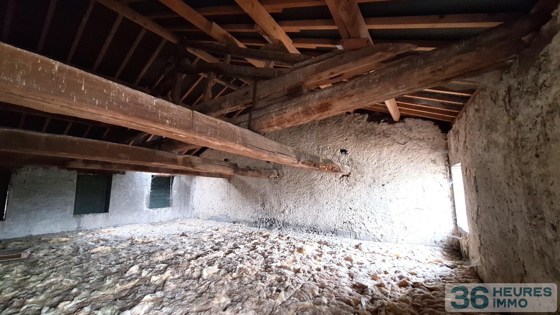 MAISON  DE VILLE AVEC COUR ET GARAGES