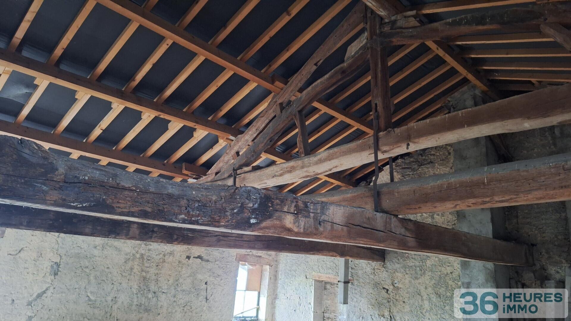 MAISON  DE VILLE AVEC COUR ET GARAGES